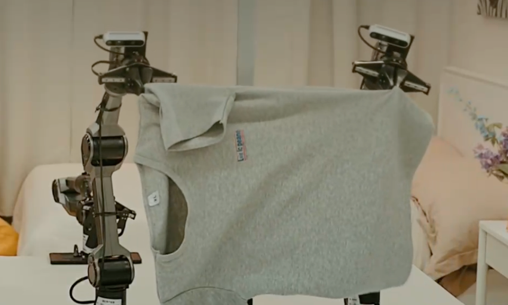 Robot flattens garment